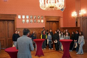 Der Baudezernent vor Schüler:innen im historischen Sitzungssaal des Landratsamtes.